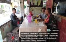 Babinsa Koramil 0201-04/MK Medan Jalin Komsos dengan Kepling dan Warga di Warung Kopi