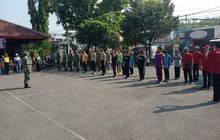 Ciptakan Lingkungan Sehat, Danramil Sambi Pimpin Pembersihan Pasar