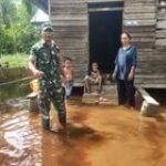 Babinsa Koramil 03/SB Monitoring Banjir Akibat Curah Hujan Yang Tinggi