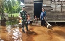Babinsa Koramil 03/SB Monitoring Banjir Akibat Curah Hujan Yang Tinggi