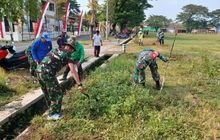 Babinsa Berperan Aktif Dalam Membersihkan Jalan Desa, Tunjukkan Sinergitas TNI dengan Masyarakat