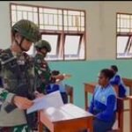 Satgas Pamtas RI-PNG Yonif 642/Kps Bantu Guru Berikan Ujian Informatika di Teluk Bintuni