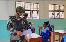 Satgas Pamtas RI-PNG Yonif 642/Kps Bantu Guru Berikan Ujian Informatika di Teluk Bintuni