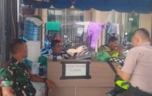 Ciptakan Keakraban ,Babinsa Koramil 04/ MK Komsos Dengan Security Sekolah di Wilayah Binaan