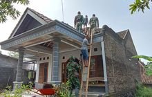 Babinsa Simo Turut Perbaiki Atap Warga Yang Rusak