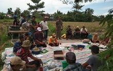 Babinsa Koramil 13/PST Dampingi Petani di Desa Kolam untuk Wujudkan Swasembada Pangan