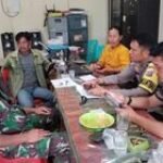 Babinsa Koramil 02/Sidikalang Laksanakan Komsos dan Monitoring Pemilihan Serentak 2024 di Wilayah Dairi