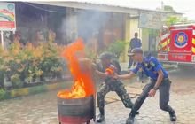 Babinsa Kelurahan Tegal Sari II Monitoring Pelatihan Penanggulangan Kebakaran