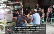 Sembari Pantau Wilayah, Babinsa Koramil 0201-08/MA Komsos Bersama Lurah Dan Perangkatnya