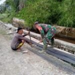 Babinsa Koramil 12/ HP Kodim 0201 Medan Gotong Royong Membangun Jembatan Di Desa Binaan