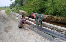 Babinsa Koramil 12/ HP Kodim 0201 Medan Gotong Royong Membangun Jembatan Di Desa Binaan
