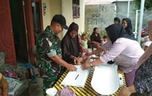 SERTU RAMADANI BANINSA RAMIL 0201-13/PST BERSAMA KADER SERUKAN WARGA UNTUK DATANG KEPOSYANDU