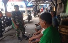 Babinsa Koramil 0201-09/MB, Pelda Ali Mahfud Eratkan Silaturahmi dan Himbauan kepada Warga Binaan Tingkatkan Keamanan Lingkungan