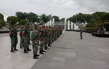 Danramil 0201-04/MK Pimpin Karya Bakti TNI pembersihan dan pengecatan Taman Makam Pahlawan Jelang Hari Pahlawan 10 November 2024