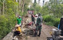 Babinsa Bangun Talud Jalan, Jamin Aliran Air Lancar