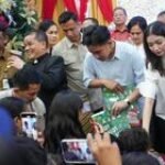 Wapres Gibran Beri Hadiah Natal pada Anak-anak di Gereja HKBP Resort Medan IV