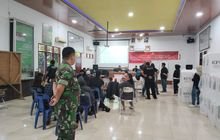 Personil Babinsa Koramil 0201-05/MB Siap Amankan Rapat Pleno Terbuka Rekapitulasi Hasil Pemungutan Suara Tingkat Kecamatan