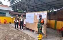 Babinsa Koramil 0201-16/TM Serka Rohmad dan Sertu Totok Yudiono Laksanakan Pengamanan di TPS 9 dan TPS 10 Desa Dalu Sepuluh B