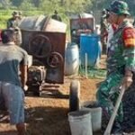 Babinsa Bantu Warga Cor Jalan Tani