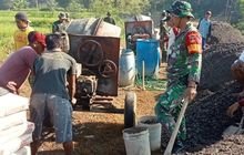 Babinsa Bantu Warga Cor Jalan Tani