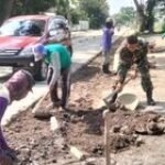 Anggota Koramil Nogosari Bantu Warga Perbaiki Jalan