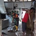 Wujud Kepedulian, Sertu Oman Abdurrahman Bantu Bersihkan Rumah warga Dari Lumpur