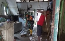 Wujud Kepedulian, Sertu Oman Abdurrahman Bantu Bersihkan Rumah warga Dari Lumpur