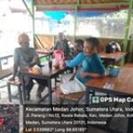 Babinsa Koramil 0201-08/MA Bersama Warga Komsos Di Warung Kopi
