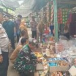 Babinsa Bersama Puskesmas Sambirejo Sidak Makanan Kadaluarsa