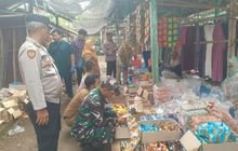 Babinsa Bersama Puskesmas Sambirejo Sidak Makanan Kadaluarsa