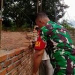 Babinsa Koramil 12/HP Kodim 0201/Medan Bantu Penyusunan Batu Pagar Rumah Warga