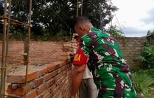 Babinsa Koramil 12/HP Kodim 0201/Medan Bantu Penyusunan Batu Pagar Rumah Warga