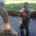 Babinsa Pentur Bersama Warga Binaan Periksa Saluran Irigasi
