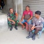 Babinsa Desa Paya Bakung Serda Pangarso Seto Gelar Komsos dengan Security Bahas Keamanan