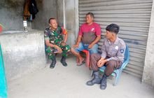 Babinsa Desa Paya Bakung Serda Pangarso Seto Gelar Komsos dengan Security Bahas Keamanan