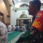 Babinsa Koramil 0201-06/MS,Kodim 0201/Medan Serka Safari dan Sertu Wiyono melaksanakan Sholat Subuh berjamaah di Masjid Daud Ali