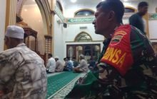 Babinsa Koramil 0201-06/MS,Kodim 0201/Medan Serka Safari dan Sertu Wiyono melaksanakan Sholat Subuh berjamaah di Masjid Daud Ali