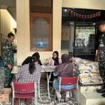 Biar Tepat Sasaran, Babinsa Kemlayan Kawal Bantuan Pendistribusian Beras Dari Bulog kepada Warga