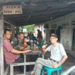 Babinsa Koramil 0201-07/MT Jalin Komsos dengan Warga di Warung Kopi Kelurahan Sidomulyo