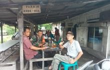 Babinsa Koramil 0201-07/MT Jalin Komsos dengan Warga di Warung Kopi Kelurahan Sidomulyo