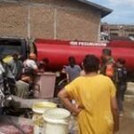 Babinsa Koramil 0201-05/MB Dampingi Penyaluran Air Bersih Di Wilayah Binaan