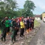 Babinsa Koramil 0201-05/MB Gotong Royong Bersihkan Lumpur Sisa Banjir