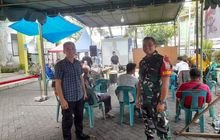 Babinsa Sei Agul Amankan Penghitungan Surat Suara Pilkada Serentak di Medan Barat