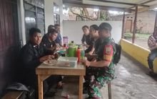 Babinsa Koramil 14/Pancur Batu Jalin Keakraban Lewat Komsos di Warung Kopi