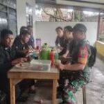 Babinsa Koramil 14/Pancur Batu Pererat Hubungan dengan Warga Lewat Komsos di Warung Kopi