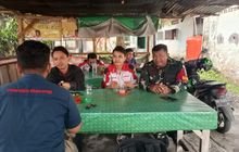 Babinsa Koramil 0201-01/MP, Sertu Suprayitno, Laksanakan Komsos Bersama ABG Yuda dan Pemuda di Warung Ibu Ida