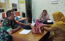 Babinsa Koramil 0201-03/MD Tingkatkan Sinergi dengan Staf Kelurahan TSM III melalui Komsos