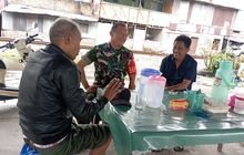 Koptu Joko Babinsa Kelurahan Glugur Darat II Laksanakan Komsos Bahas Keamanan Lingkungan