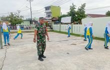 Babinsa Berikan Pembinaan Olahraga Terhadap Siswa Sekolah SMP Di Wilayah Binaan