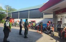 Babinsa Kelurahan Gaharu Laksanakan Komsos dengan Manajemen SPBU di Medan Timur